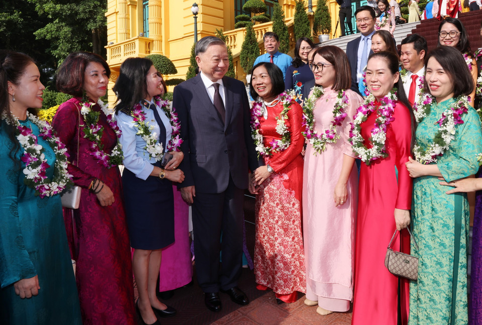 Tổng Bí thư, Chủ tịch nước Tô Lâm với đại biểu được tôn vinh trong phong trào thi đua 'tham mưu giỏi, phục vụ tốt' giai đoạn 2019-2024. (Ảnh: Lâm Khánh/TTXVN)