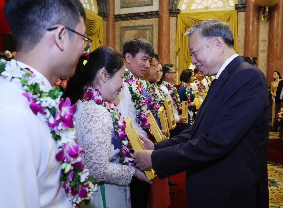 Tổng Bí thư, Chủ tịch nước Tô Lâm trao chân dung Chủ tịch Hồ Chí Minh tặng các đại biểu 'tham mưu giỏi, phục vụ tốt' giai đoạn 2019-2024. (Ảnh: Lâm Khánh/TTXVN)