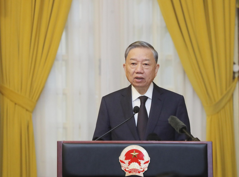 Tổng Bí thư, Chủ tịch nước Tô Lâm nói chuyện với đại biểu được tôn vinh trong phong trào thi đua 'tham mưu giỏi, phục vụ tốt' giai đoạn 2019-2024. (Ảnh: Lâm Khánh/TTXVN)