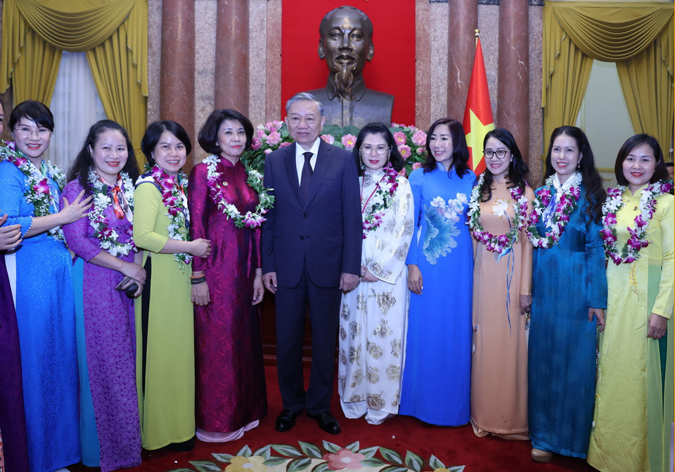 Tổng Bí thư, Chủ tịch nước Tô Lâm với các đại biểu được tôn vinh trong phong trào thi đua 'tham mưu giỏi, phục vụ tốt' giai đoạn 2019-2024. (Ảnh: Lâm Khánh/TTXVN)