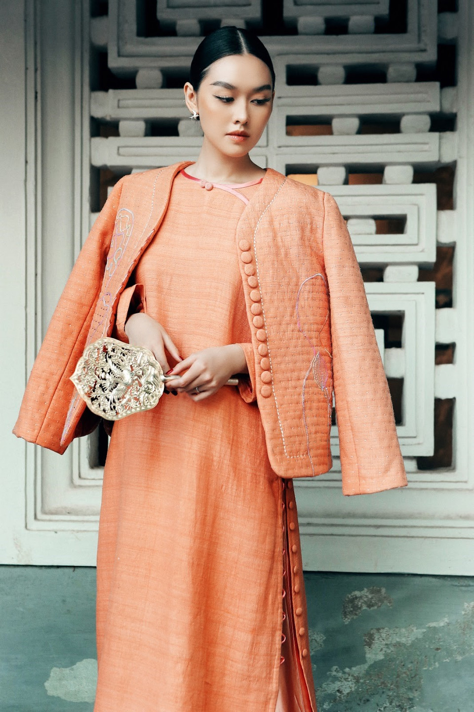 Nhà thiết kế sử dụng chất liệu cao cấp được các nghệ nhân làng nghề dệt tay hoàn toàn. Nét hiện đại thể hiện trên những phom dáng, màu sắc hợp thời và đường chần sáng tạo. (Ảnh: CTV/Vietnam+)