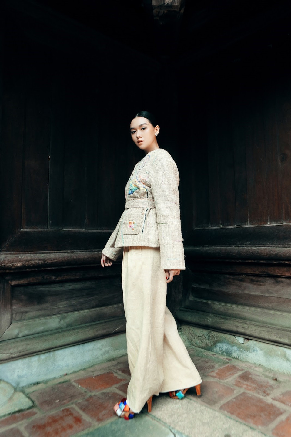 Bộ sưu tập mang đến gợi ý cho các cô gái hiện đại trong mùa Đông với các kiểu áo khoác, chân váy chần dày dặn, ấm áp. Nhiều mẫu áo dài với chi tiết cách tân độc đáo là lựa chọn cho dịp Tết đến Xuân về. (Ảnh: CTV/Vietnam+)