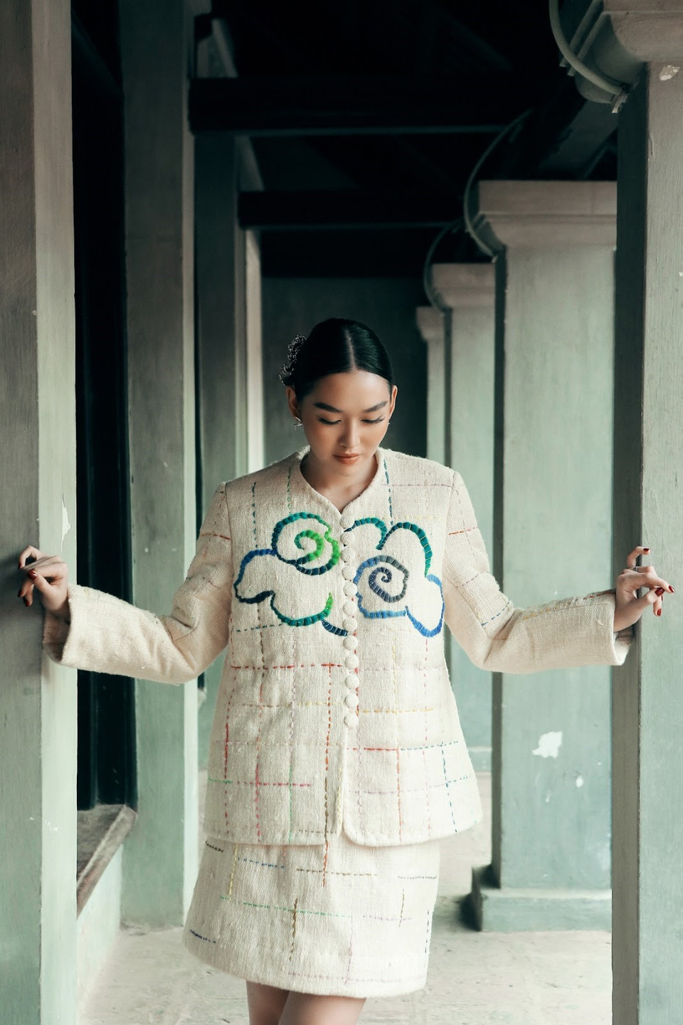 Từng chiếc cúc, đường thêu đều là được làm thủ công tỉ mỉ. Nét truyền thống còn được lưu giữ qua những họa tiết thêu tay đậm chất Á Đông. (Ảnh: CTV/Vietnam+)