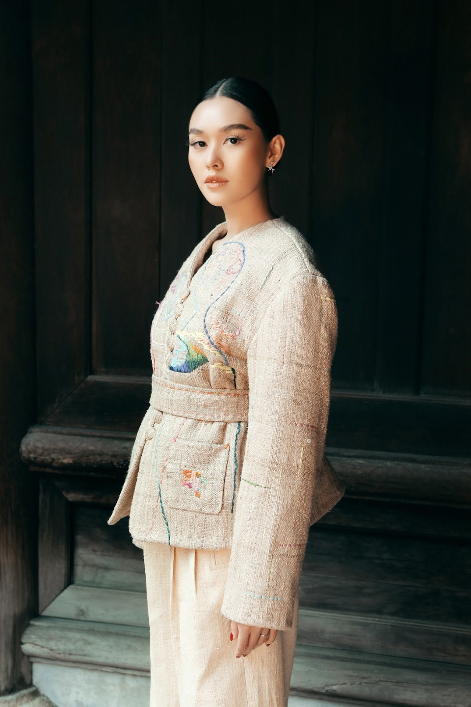 Tường San khoe nhan sắc “gái một con” mặn mà bên những mẫu thiết kế cầu kỳ, sáng tạo của Trịnh Fashion. Nhà thiết kế đã sử dụng nhiều kỹ thuật chần bông độc đáo, mới lạ để tạo điểm nhấn khác biệt cho sản phẩm từ đường chần hạt gạo, chần theo họa tiết hoa, phố cổ, tranh vẽ... (Ảnh: CTV/Vietnam+)