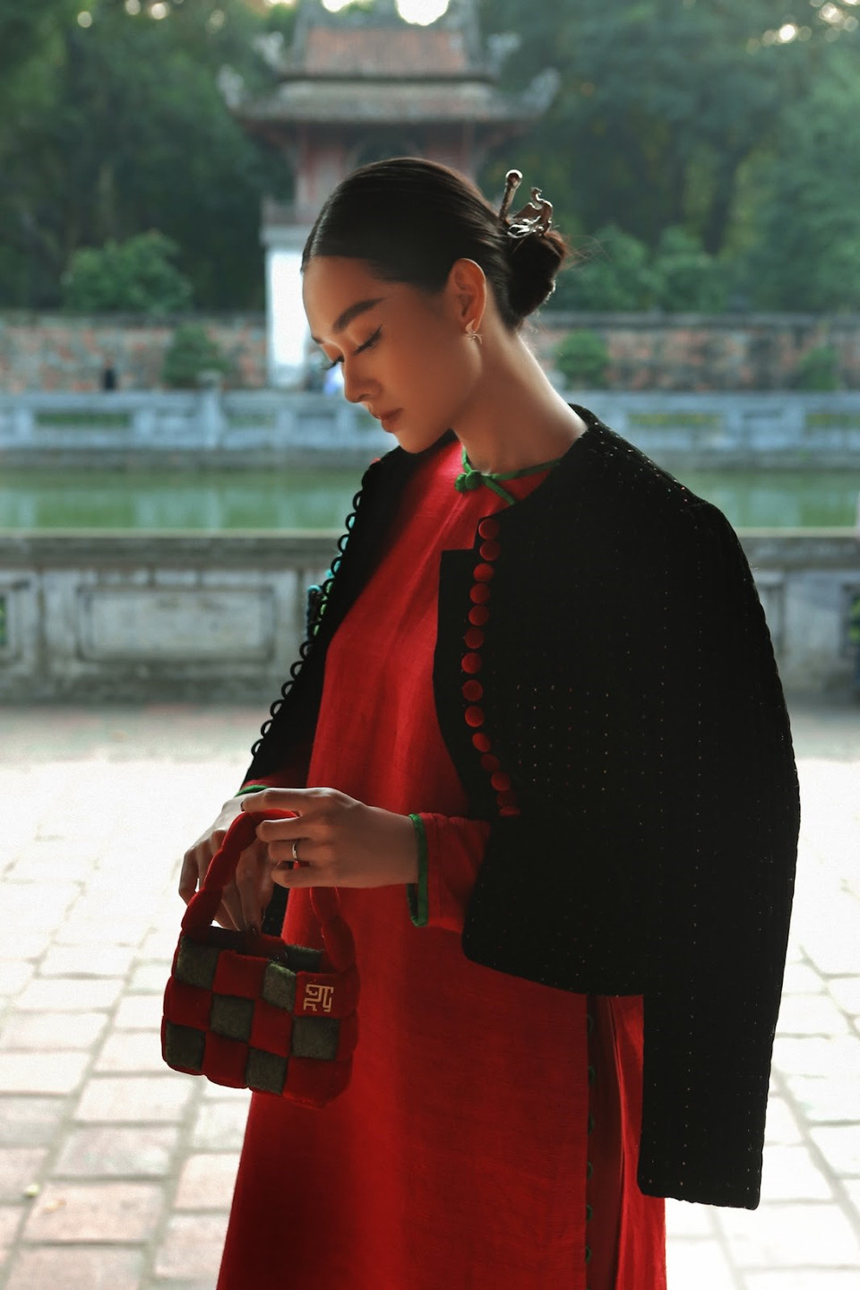 Nhà thiết kế Trịnh Bích Thủy chia sẻ chị chưa bao giờ ngừng cố gắng và sẽ luôn tiếp tục hành trình sáng tạo và làm mới áo chần bông trên nền truyền thống để có thể gìn giữ và phát triển "di sản" Hà Nội cũng như quảng bá với bạn bè quốc tế. (Ảnh: CTV/Vietnam+)