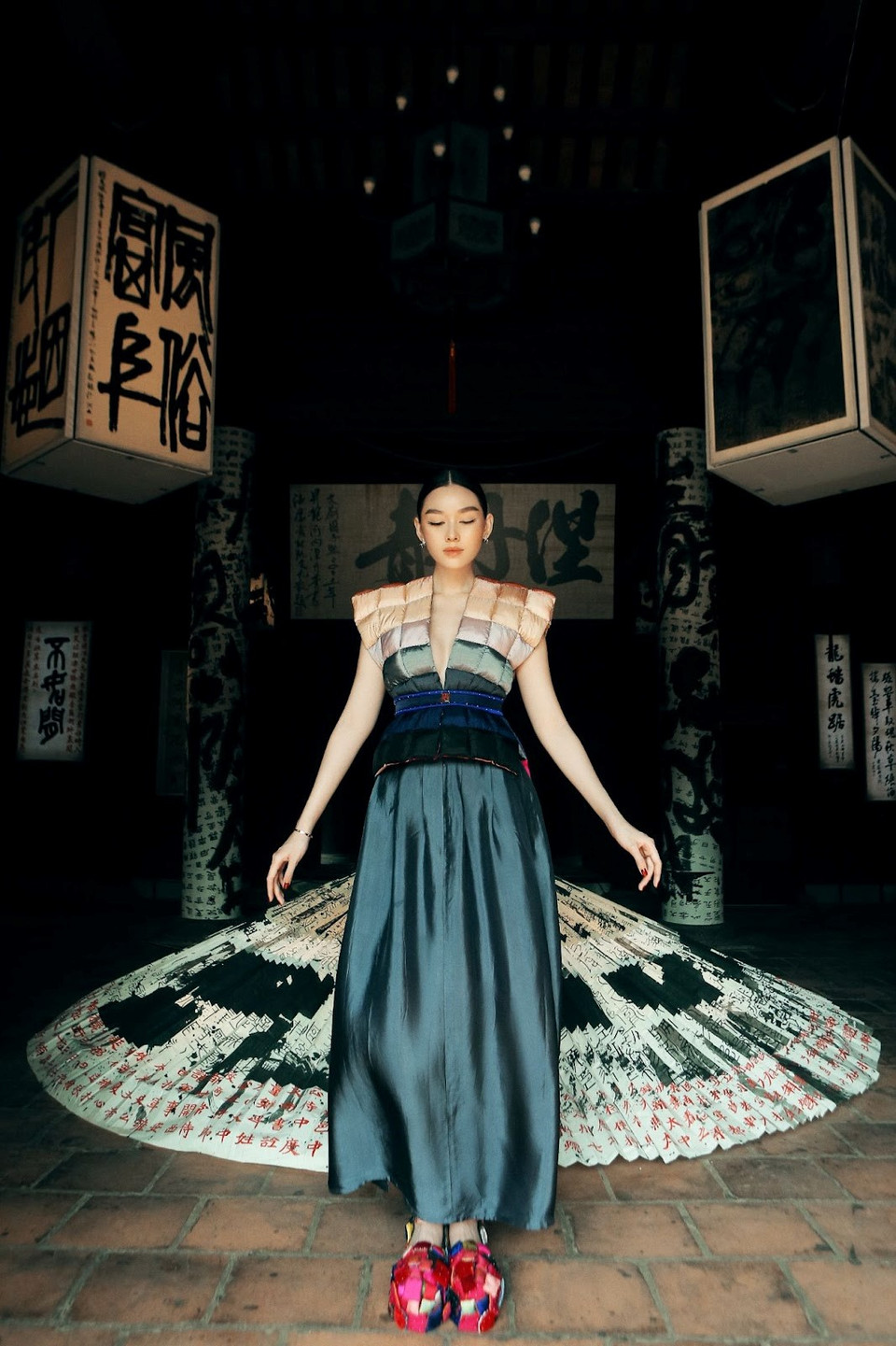 Bộ sưu tập của nhà tạo mẫu Trịnh Bích Thủy vừa được ra mắt thông qua triển lãm “Chín tầng mây,” tại Văn Miếu - Quốc Tử Giám. (Ảnh: CTV/Vietnam+)