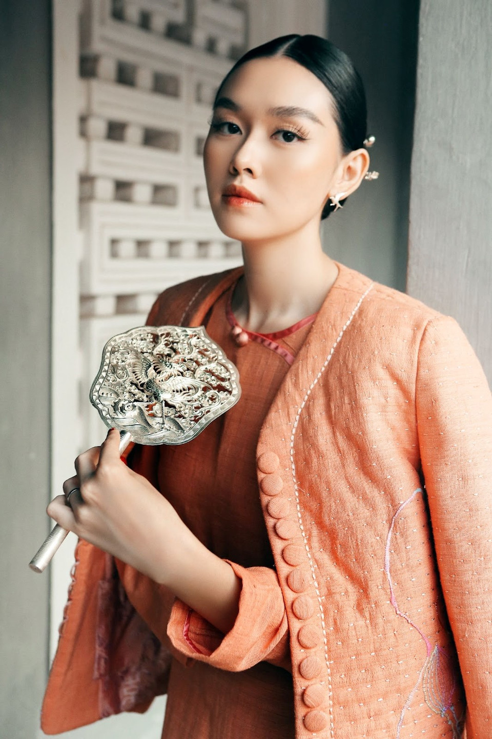 Sự giao thoa giữa cảm hứng đương đại và tình yêu với văn hóa dân tộc là nguồn cảm hứng giúp nhà thiết kế Trịnh Bích Thủy tạo nên những mẫu chần bông trong bộ sưu tập mới. Trong bộ sưu tập lần này, Á hậu Miss World Vietnam Tường San được vhọn là “nàng thơ” để thể hiện bộ sưu tập. (Ảnh: CTV/Vietnam+)