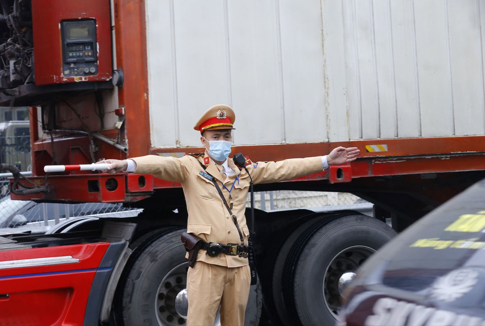 Lực lượng Cảnh sát giao thông làm nhiệm vụ phân luồng giao thông trên tuyến cao tốc Pháp Vân-Cầu Giẽ, nơi có mật độ lưu lượng người, phương tiện tham gia giao thông tăng do người dân trở về sau kỳ nghỉ Tết. (Ảnh: Doãn Tấn/TTXVN)