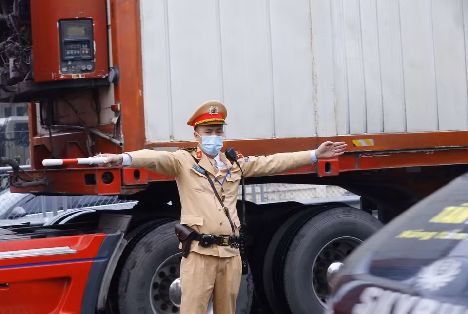 Lực lượng Cảnh sát giao thông làm nhiệm vụ phân luồng giao thông trên tuyến cao tốc Pháp Vân-Cầu Giẽ, nơi có mật độ lưu lượng người, phương tiện tham gia giao thông tăng do người dân trở về sau kỳ nghỉ Tết. (Ảnh: Doãn Tấn/TTXVN)