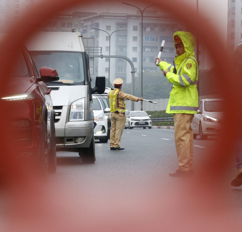 Lực lượng Cảnh sát giao thông làm nhiệm vụ phân luồng giao thông trên tuyến cao tốc Pháp Vân - Cầu Giẽ, nơi có mật độ lưu lượng người, phương tiện tham gia giao thông tăng do người dân trở về sau kỳ nghỉ Tết. (Ảnh: Doãn Tấn/TTXVN)