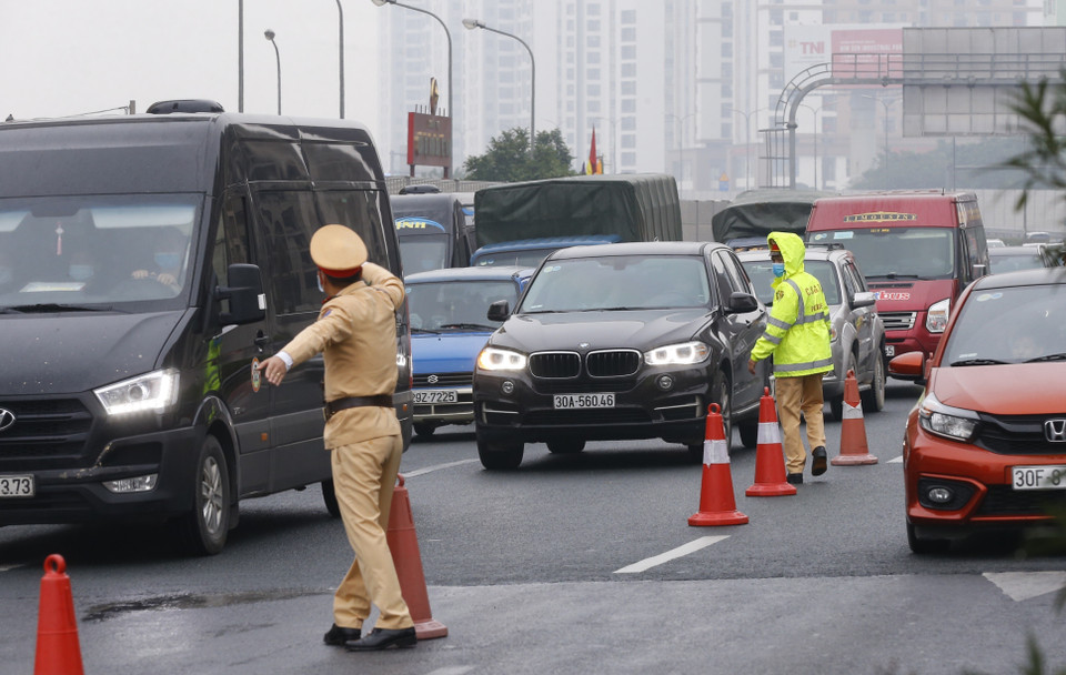 Lực lượng Cảnh sát giao thông làm nhiệm vụ phân luồng giao thông trên tuyến cao tốc Pháp Vân-Cầu Giẽ, nơi có mật độ lưu lượng người, phương tiện tham gia giao thông tăng do người dân trở về sau kỳ nghỉ Tết. (Ảnh: Doãn Tấn/TTXVN)