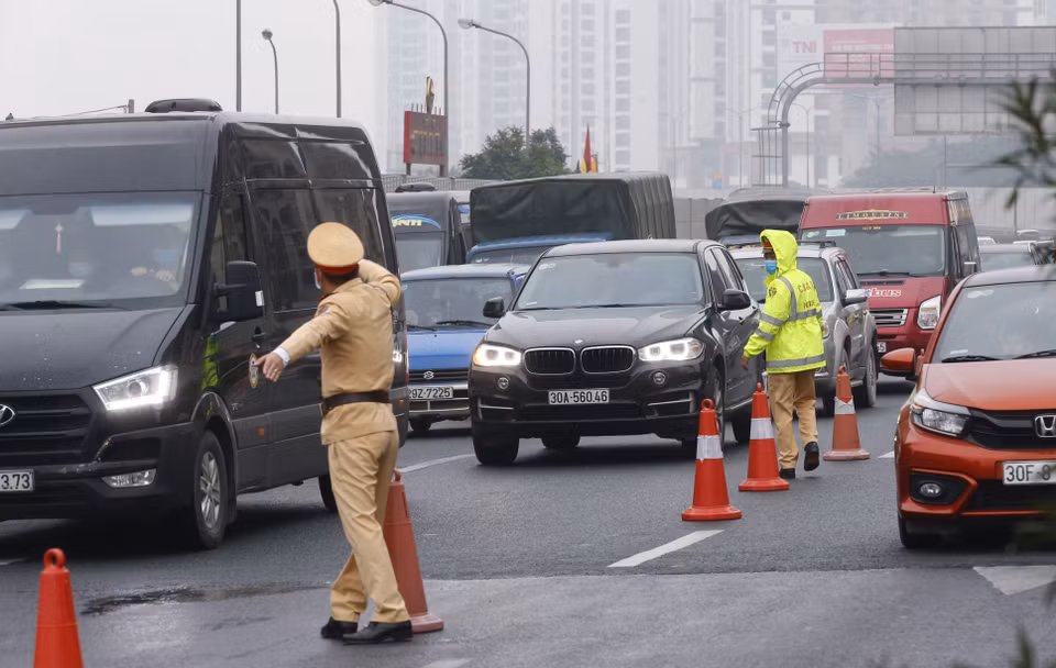 Lực lượng Cảnh sát giao thông làm nhiệm vụ phân luồng giao thông trên tuyến cao tốc Pháp Vân-Cầu Giẽ, nơi có mật độ lưu lượng người, phương tiện tham gia giao thông tăng do người dân trở về sau kỳ nghỉ Tết. (Ảnh: Doãn Tấn/TTXVN)
