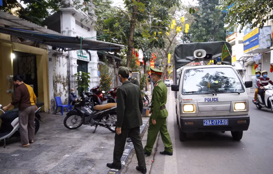 Lực lượng chức năng công an phường Hàng Mã ra quân đề nghị các hộ kinh doanh đóng cửa quán ăn đường phố, trà đá, càphê. (Ảnh: Doãn Tấn/TTXVN)