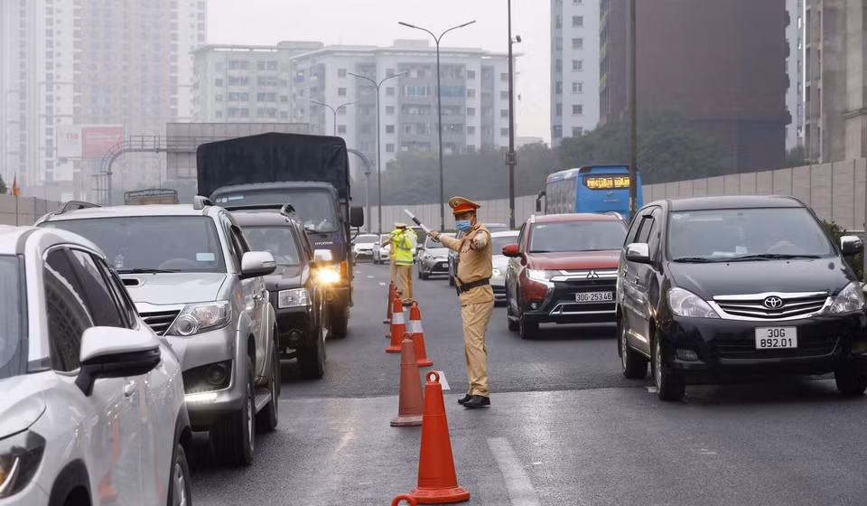 Lực lượng Cảnh sát giao thông làm nhiệm vụ phân luồng giao thông trên tuyến cao tốc Pháp Vân-Cầu Giẽ, nơi có mật độ lưu lượng người, phương tiện tham gia giao thông tăng do người dân trở về sau kỳ nghỉ Tết. (Ảnh: Doãn Tấn/TTXVN)