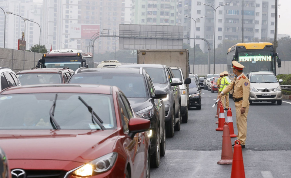 Lực lượng Cảnh sát giao thông làm nhiệm vụ phân luồng giao thông trên tuyến cao tốc Pháp Vân-Cầu Giẽ, nơi có mật độ lưu lượng người, phương tiện tham gia giao thông tăng do người dân trở về sau kỳ nghỉ Tết. (Ảnh: Doãn Tấn/TTXVN)