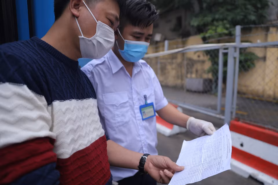Người dân từ các địa phương về tới bến xe Giáp Bát đều thực hiện việc khai báo y tế. (Ảnh: Hoàng Hiếu/TTXVN)