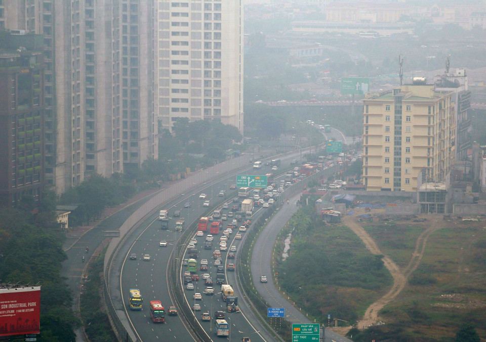 Tuyến cao tốc Pháp Vân-Cầu Giẽ - cửa ngõ phía Nam Thủ đô chiều 16/2 tuy đông hơn ngày thường nhưng không còn cảnh ken đặc phương tiện như mọi năm. (Ảnh: Hoàng Hiếu/TTXVN)