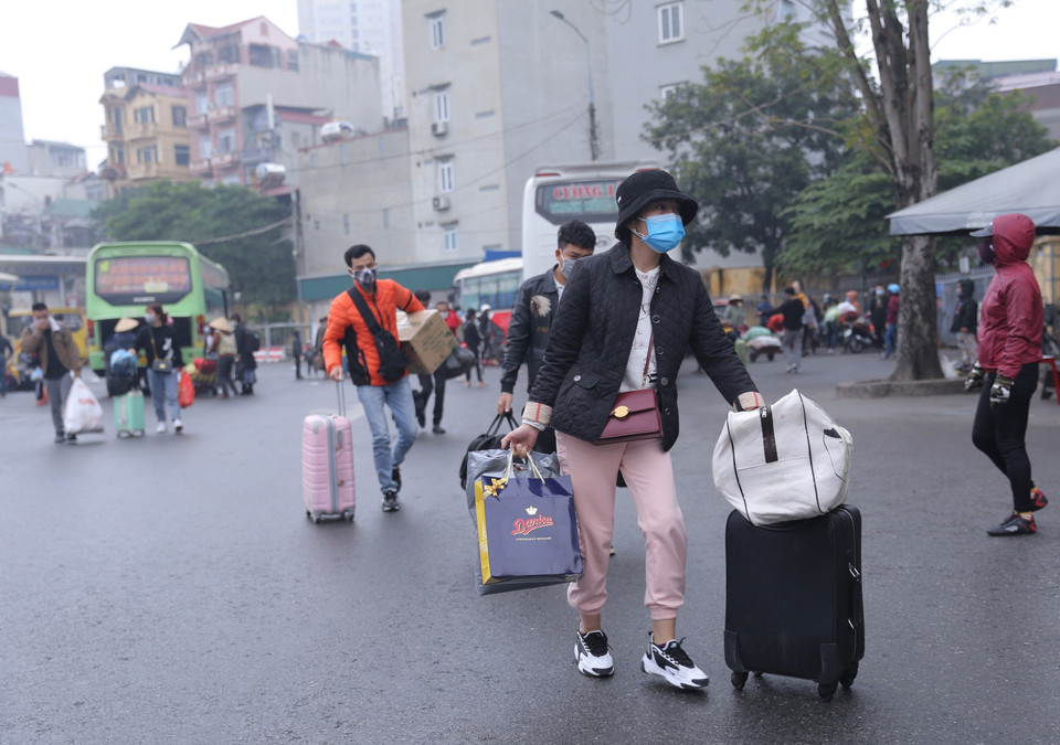 Người dân các địa phương về tới bến xe Giáp Bát chiều 16/2 thưa thớt, không đông như mọi năm. (Ảnh: Hoàng Hiếu/TTXVN)