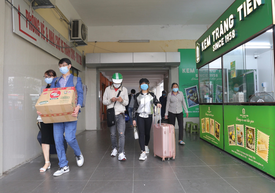 Bến xe Gia Lâm chiều 16/2 thưa thớt người chứ không đông đúc người như các năm trước. (Ảnh: Hoàng Hiếu/TTXVN)