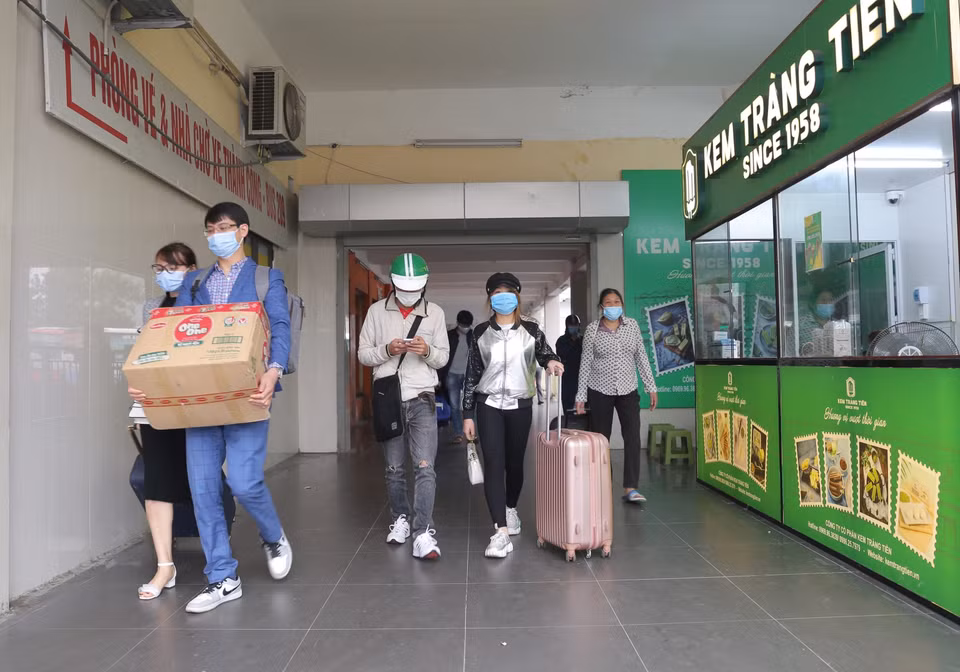 Bến xe Gia Lâm chiều 16/2 thưa thớt người chứ không đông đúc người như các năm trước. (Ảnh: Hoàng Hiếu/TTXVN)