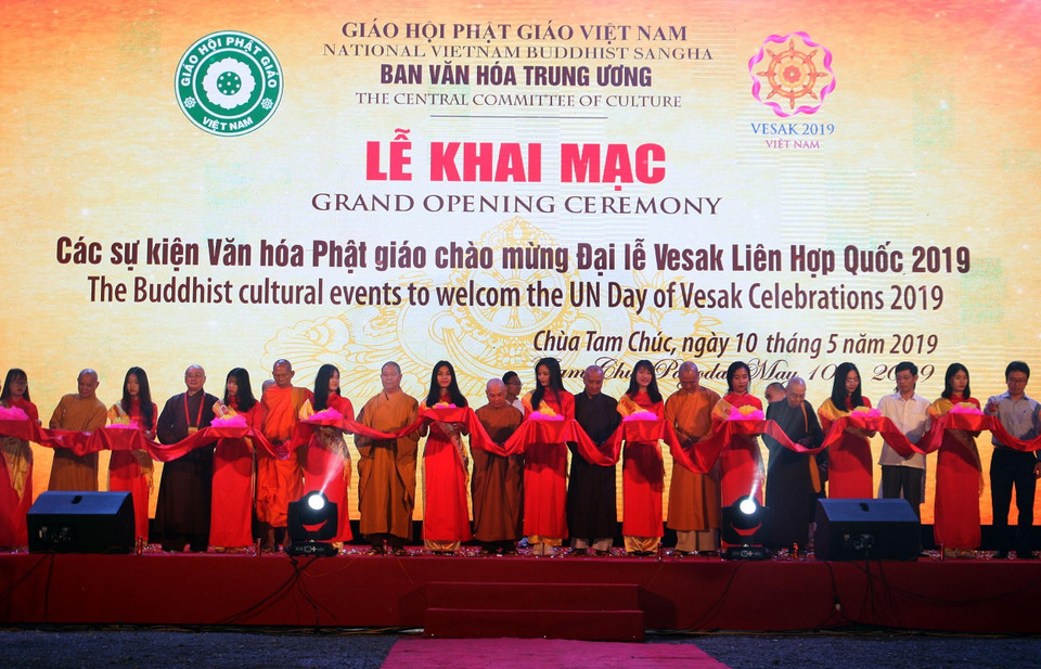 Các đại biểu cắt băng khai mạc chuỗi sự kiện Văn hóa Phật giáo. (Ảnh: Dương Giang/TTXVN)