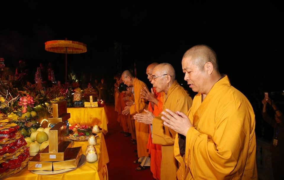 Các hòa thượng, thượng tọa niêm hương khai lễ cầu nguyện quốc thái, dân an. (Ảnh: Dương Giang/TTXVN)