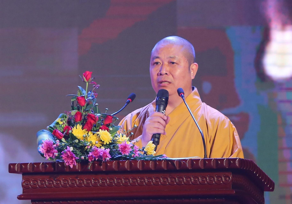 Thượng tọa Thích Thọ Lạc, Ủy viên thư ký Hội đồng Trị sự, Trưởng Ban Văn hóa Trung ương Giáo hội Phật giáo Việt Nam, Phó Tổng Thư ký Ủy ban Tổ chức quốc gia Đại lễ Vesak 2019 phát biểu khai mạc. (Ảnh: Thành Đạt/TTXVN)