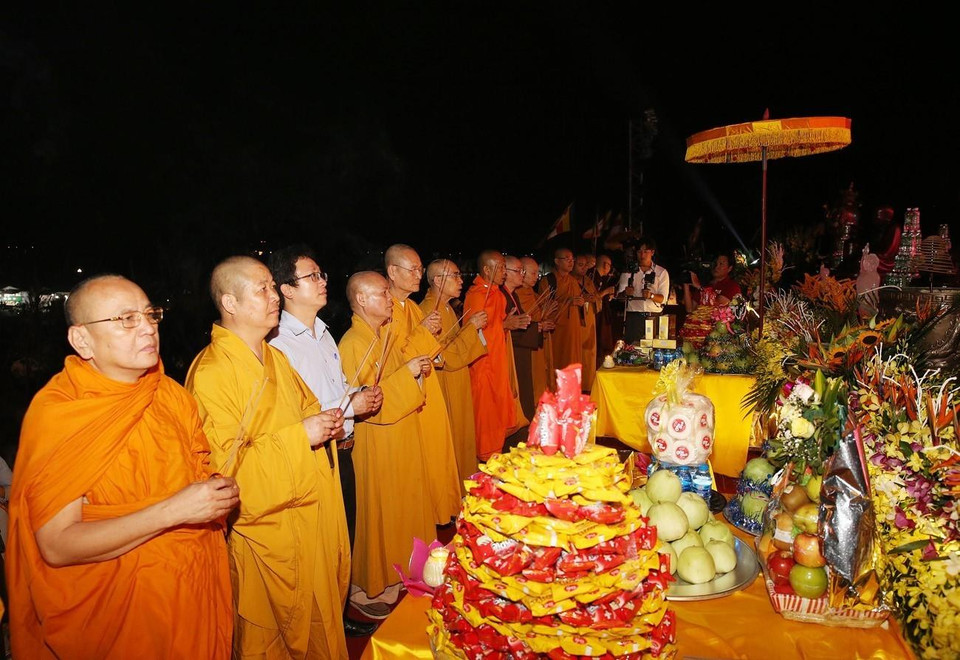 Các hòa thượng, thượng tọa niêm hương khai lễ cầu nguyện quốc thái, dân an. (Ảnh: Dương Giang/TTXVN)