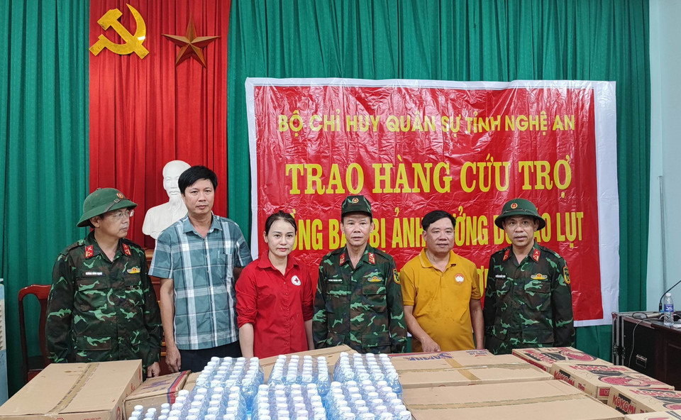 Trao hàng cứu trợ cho đại diện huyện Kỳ Sơn. (Ảnh: Văn Tý/TTXVN)