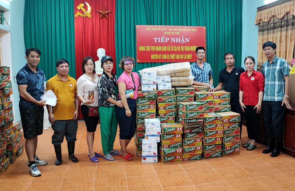Nhiều tổ chức, cá nhân, các nhà hảo tâm trong và ngoài tỉnh chia sẻ khó khăn với đồng bào bị lũ quét ở huyện Kỳ Sơn. (Ảnh: Văn Tý/TTXVN)
