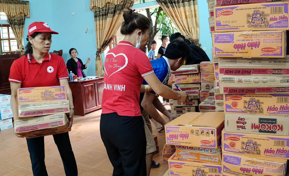  Nhiều tổ chức, cá nhân, các nhà hảo tâm trong và ngoài tỉnh đã gửi các nhu yếu phẩm, vật chất đến người dân Kỳ Sơn. (Ảnh: Văn Tý/TTXVN)