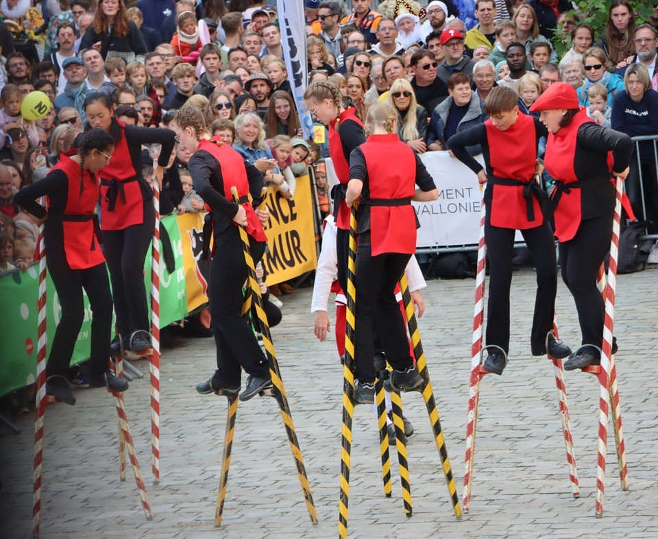 Trận đấu "Cà kheo Kim Cương" giữa hai đội Mélans (cà kheo vàng - đen) và đội Avresses (cà kheo đỏ - trắng). (Ảnh : Hương Giang/TTXVN)