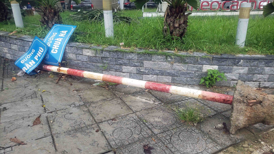 Biển chỉ đường tại thành phố Vĩnh Yên bị gãy đổ, hư hỏng. (Ảnh: Hoàng Hùng/TTXVN)