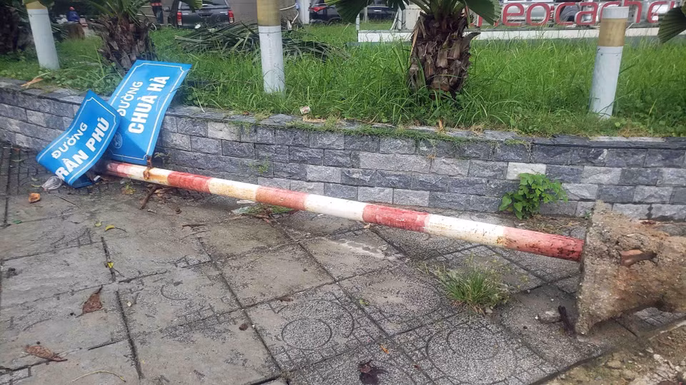 Biển chỉ đường tại thành phố Vĩnh Yên bị gãy đổ, hư hỏng. (Ảnh: Hoàng Hùng/TTXVN)