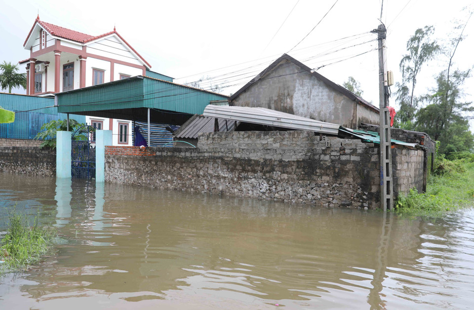 Khu vực dân cư Đồng Tháng Năm, xã Diễn Bích, huyện Diễn Châu, Nghệ An bị ngập nặng trong biển nước. (Ảnh: Xuân Tiến/TTXVN)