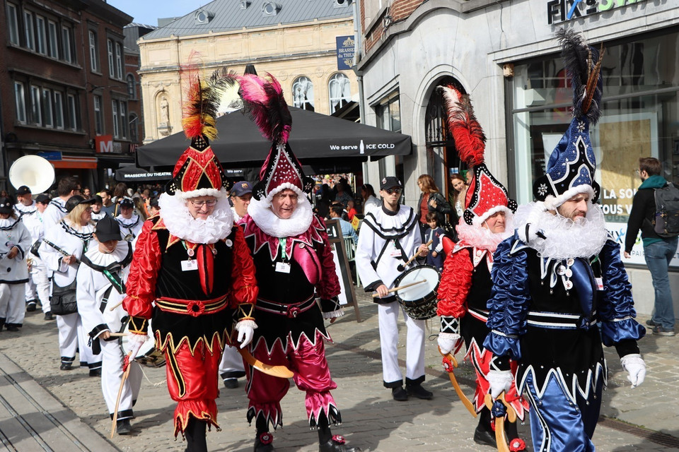 Diễu hành trong Lễ hội dân gian vùng Wallonia. (Ảnh: Hương Giang/TTXVN)