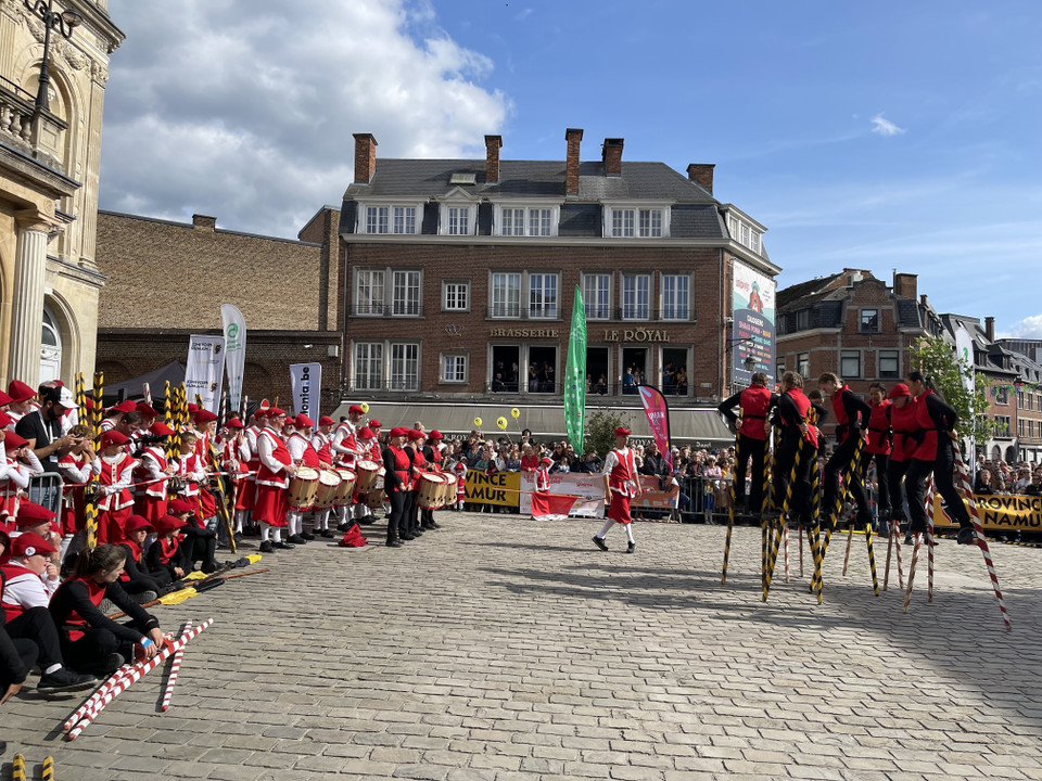 Trận đấu "Cà kheo Kim Cương" giữa hai đội Mélans (cà kheo vàng - đen) và đội Avresses (cà kheo đỏ - trắng). (Ảnh : Hương Giang/TTXVN)