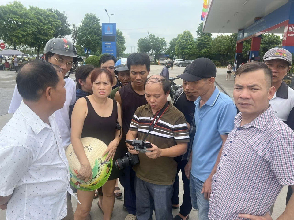 Phóng viên Tạ Toàn, Cơ quan thường trú Phú Thọ, tác nghiệp lúc 10 giờ, ngày 9/9 vụ sập cầu Phong Châu. (Ảnh: TTXVN)