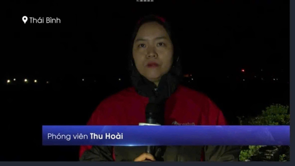 Phóng viên Thu Hoài, Cơ quan thường trú Thái Bình, phản ảnh về bão số 3 lúc 4 giờ ngày 7/9 tại Thái Bình. (Ảnh: TTXVN)