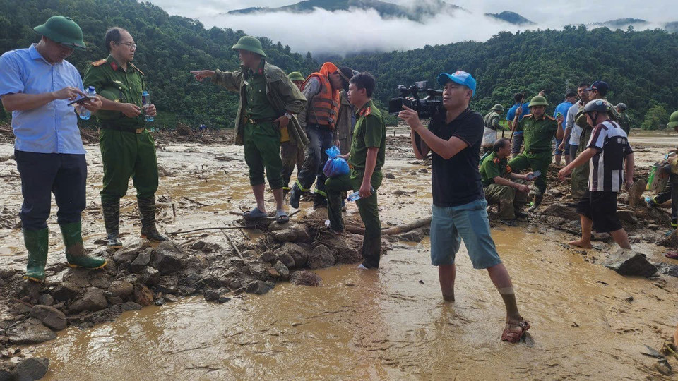 Phóng viên Phan Quân, Cơ quan thường trú Điện Biên, tác nghiệp tại hiện trường. (Ảnh: TTXVN)