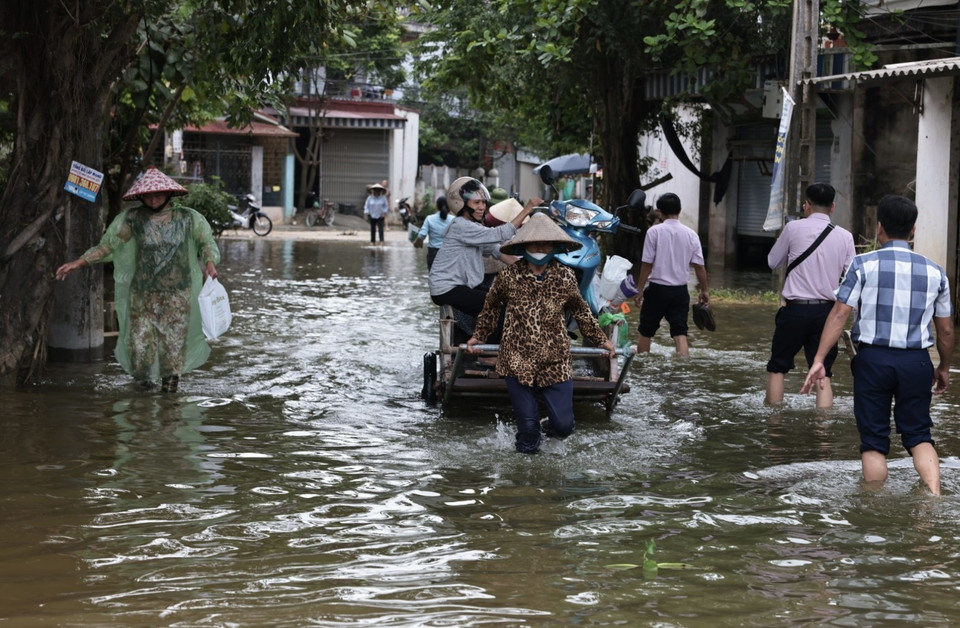 Nước ngập thôn Thuần Lương, xã Hoàng Văn Thụ, Chương Mỹ, Hà Nội. (Ảnh: Trần Việt/TTXVN)