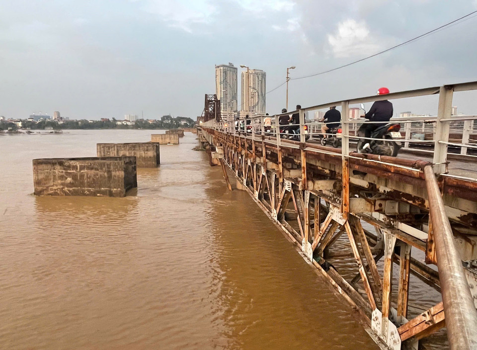 Nước sông Hồng tại Hà Nội đã xuống dưới báo động 1, Hà Nội rút báo động lũ trên sông Hồng (ảnh chụp lúc 17h50). (Ảnh: Minh Quyết /TTXVN)