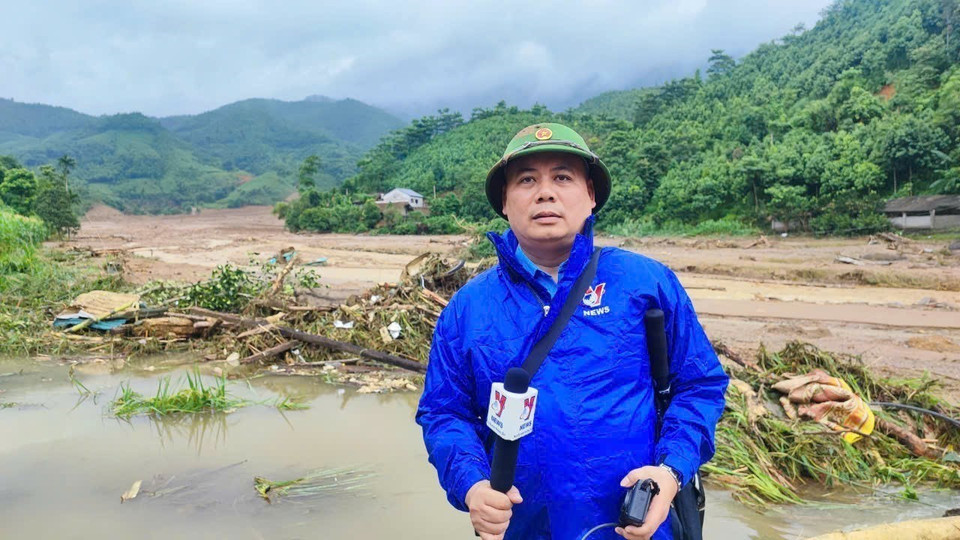 Phóng viên Hồng Ninh, Cơ quan thường trú Lào Cai, tác nghiệp khu vực thảm họa lũ quét tại làng Nủ, xã Phúc Khánh, huyện Bảo Yên (Lào Cai). (Ảnh: TTXVN)