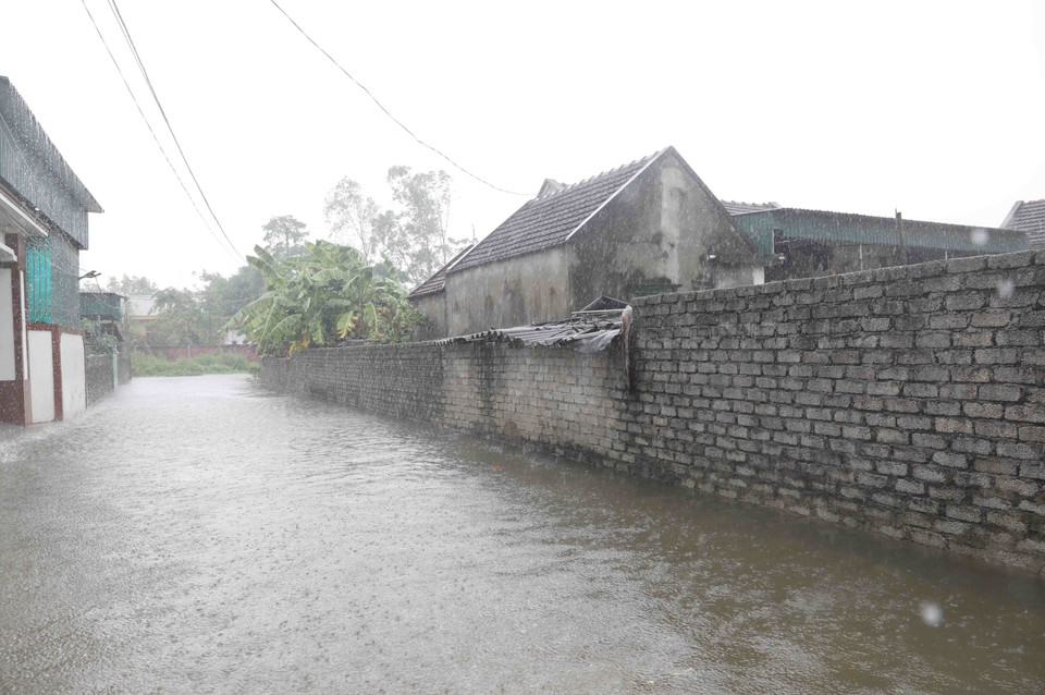 Nhà ở và các công trình phụ, chuồng trại chăn nuôi của người dân xóm Quyết Thành (xã Diễn Bích, huyện Diễn Châu, Nghệ An) ngập sâu trong nước. (Ảnh: Xuân Tiến/TTXVN)