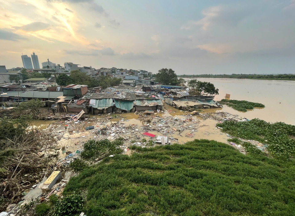 Nước sông Hồng tại Hà Nội đã xuống dưới báo động 1, Hà Nội rút báo động lũ trên sông Hồng (ảnh chụp lúc 17h50). (Ảnh: Minh Quyết/TTXVN)