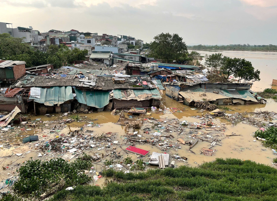 Nước sông Hồng tại Hà Nội đã xuống dưới báo động 1, Hà Nội rút báo động lũ trên sông Hồng (ảnh chụp lúc 17h50). (Ảnh: Minh Quyết /TTXVN)