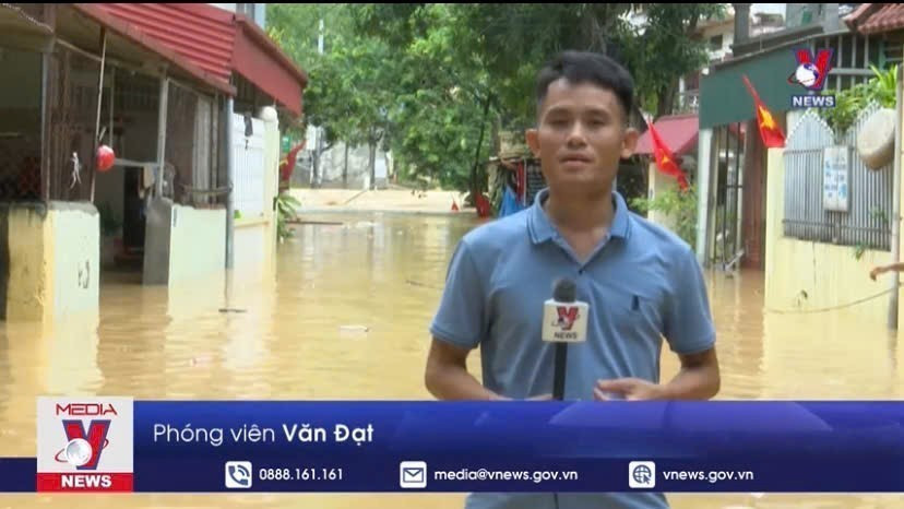 Phóng viên Văn Đạt, Cơ quan thường trú Lạng Sơn, dẫn hiện trường khi bão số 3 đổ bộ, ảnh hưởng trên địa bàn tỉnh Lạng Sơn. (Ảnh: TTXVN)