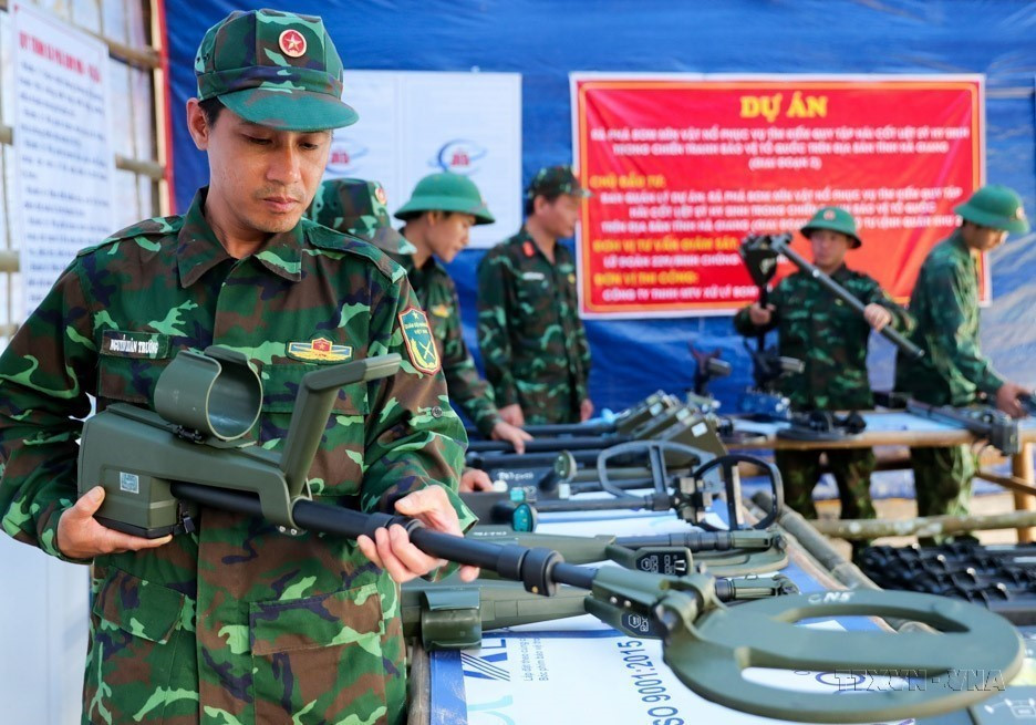 Cán bộ, chiến sỹ Công ty xử lý bom mìn, vật nổ 319 (Bộ Quốc phòng) kiểm tra máy dò mìn MINEX 4600 trước khi đến khu vực tìm kiếm, rà phá bom, mìn tại Hà Giang (2023). (Ảnh: Hoàng Hiếu/TTXVN)