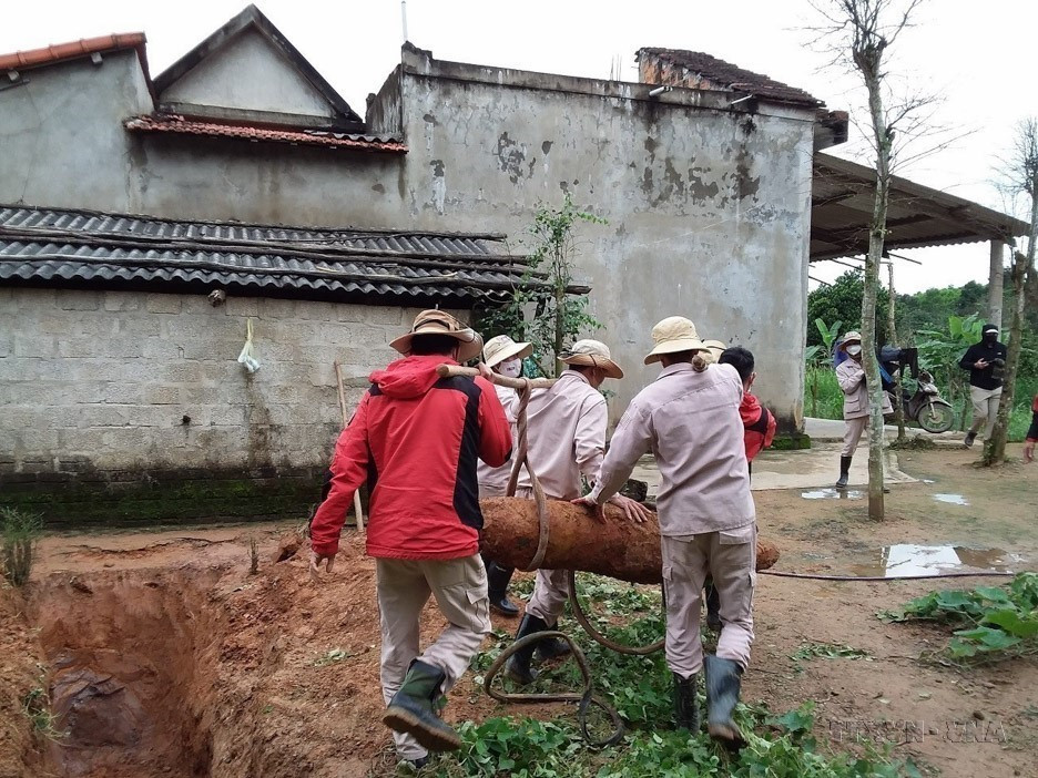 Đội Rà phá Bom mìn MAG phát hiện, xử lý thành công quả bom nặng gần 230kg, chưa nổ trong vườn nhà dân trên địa bàn thôn Nguyên Sơn, xã Cự Nẫm (Quảng Bình). (Ảnh: TTXVN phát)