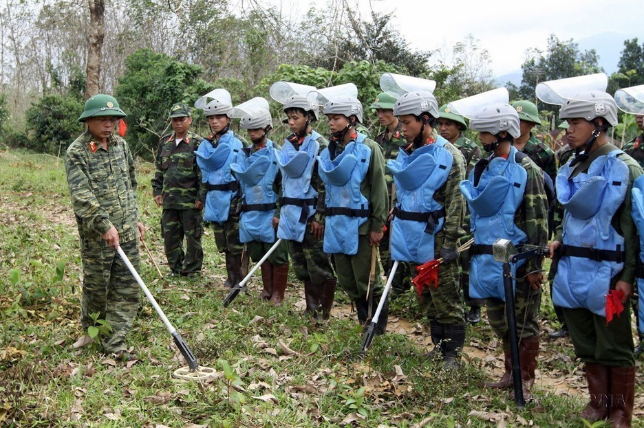 Lực lượng công binh tập huấn nghiệp vụ trước khi đến hiện trường thực hiện việc rà phá bom, mìn sót lại sau chiến tranh (2016). (Ảnh: Trọng Đức/TTXVN)